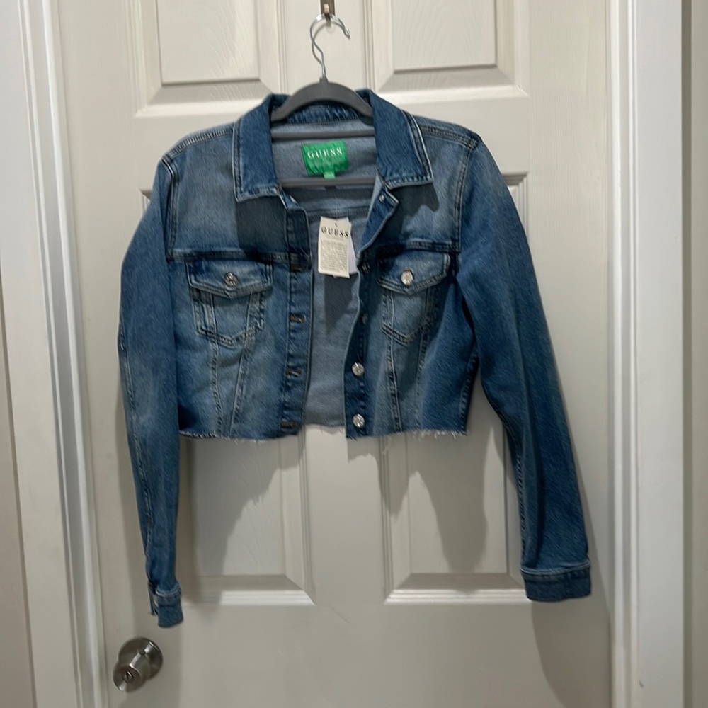 Cropped denim jacket from Guess .